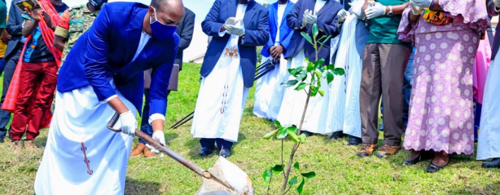 #htmlcaption-2 RUKIRABASAIJA OMUKAMA OYO NYIMBA KABAMBA RUKIDI IV PLANTS A MEMORIAL TREE ON HIS VISIT TO KYENJOJO DISTRICT